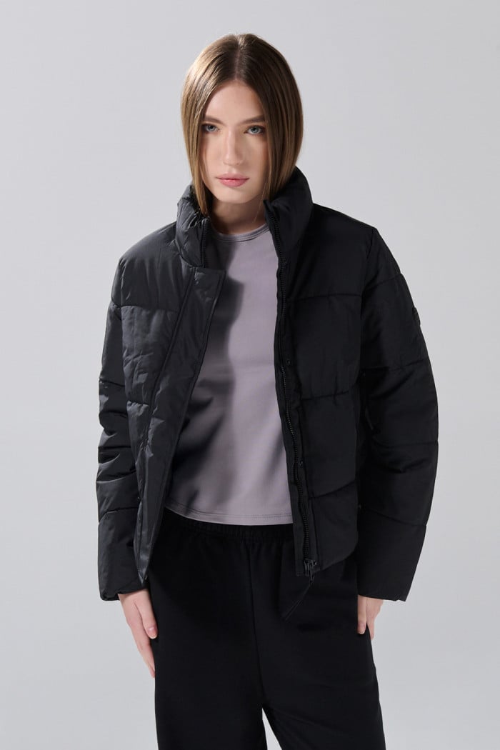 Chaqueta acolchada crop unicolor con cuello alto
