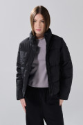 Chaqueta acolchada crop unicolor con cuello alto