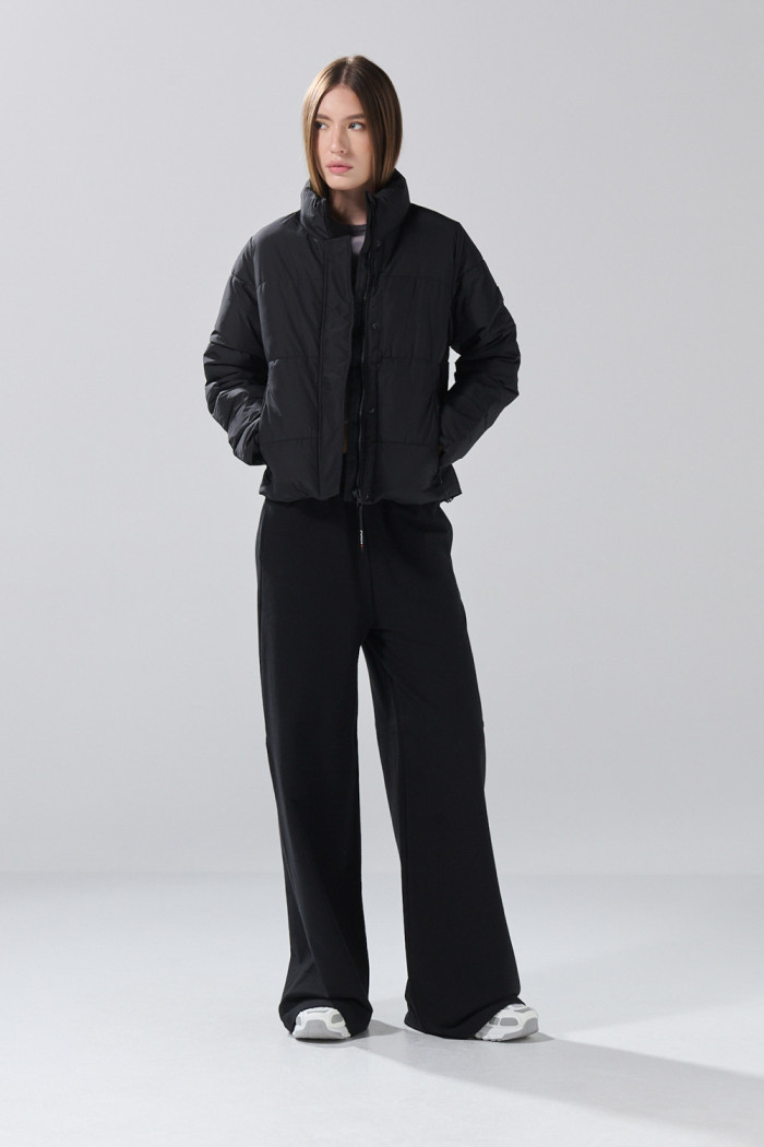 Chaqueta acolchada crop unicolor con cuello alto