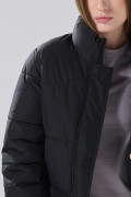 Chaqueta acolchada crop unicolor con cuello alto