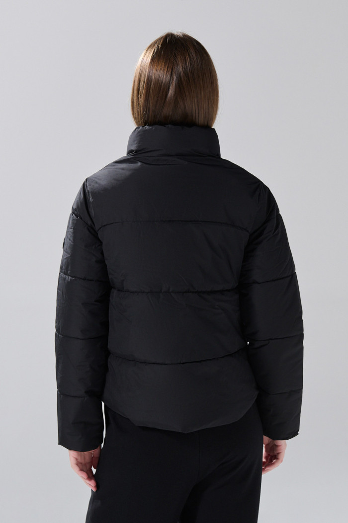 Chaqueta acolchada crop unicolor con cuello alto