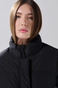 Chaqueta acolchada crop unicolor con cuello alto
