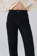 Jean straight leg azul intenso infaltables con bota recta
