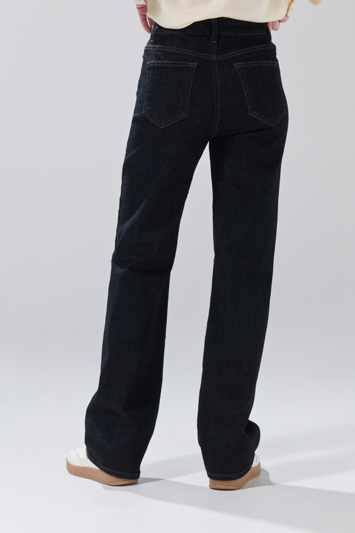 Jean straight leg azul intenso infaltables con bota recta
