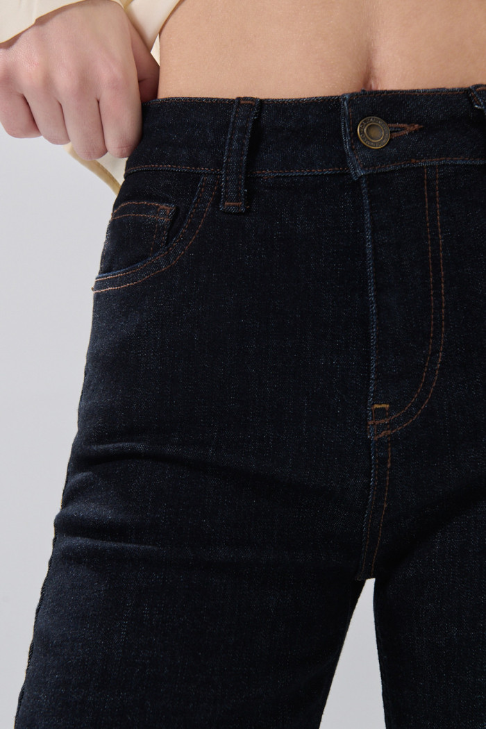 Jean straight leg azul intenso infaltables con bota recta
