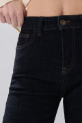 Jean straight leg azul intenso infaltables con bota recta
