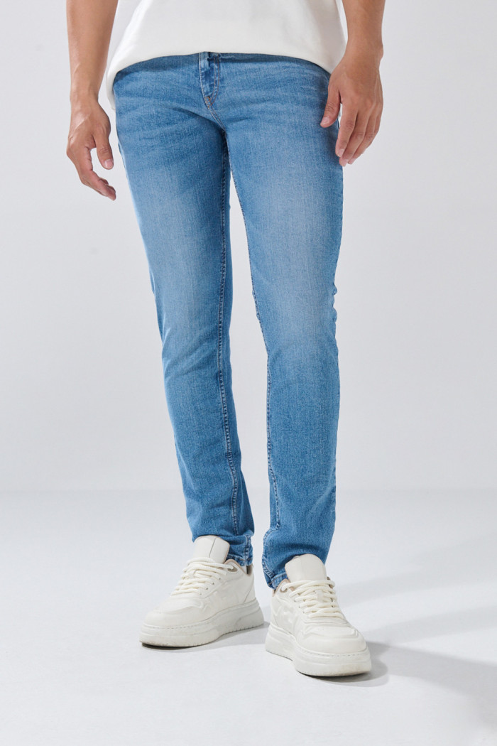 Jean azul medio skinny ceñido con desgastes y tiro bajo
