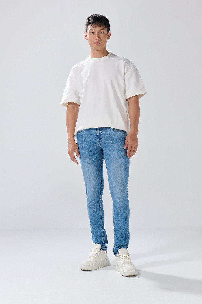 Jean azul medio skinny ceñido con desgastes y tiro bajo
