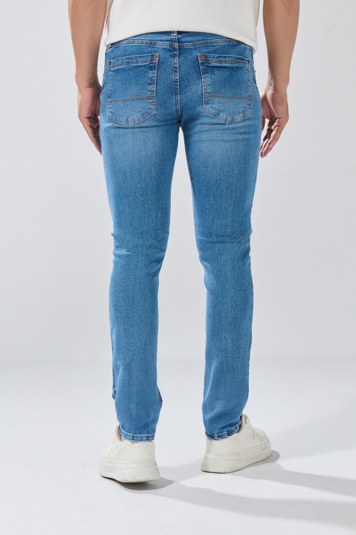 Jean azul medio skinny ceñido con desgastes y tiro bajo
