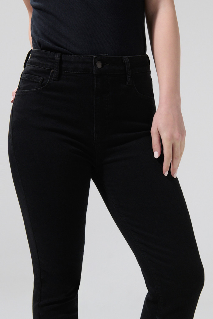 Jean jegging ceñido negro tiro súper alto con bolsillos