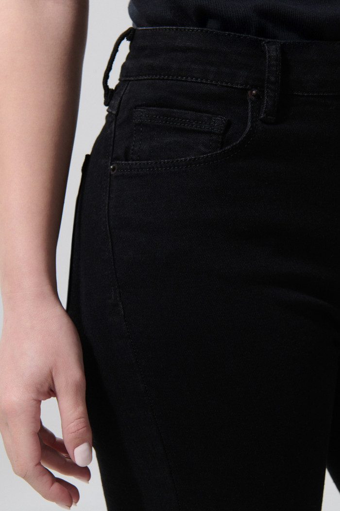 Jean jegging ceñido negro tiro súper alto con bolsillos