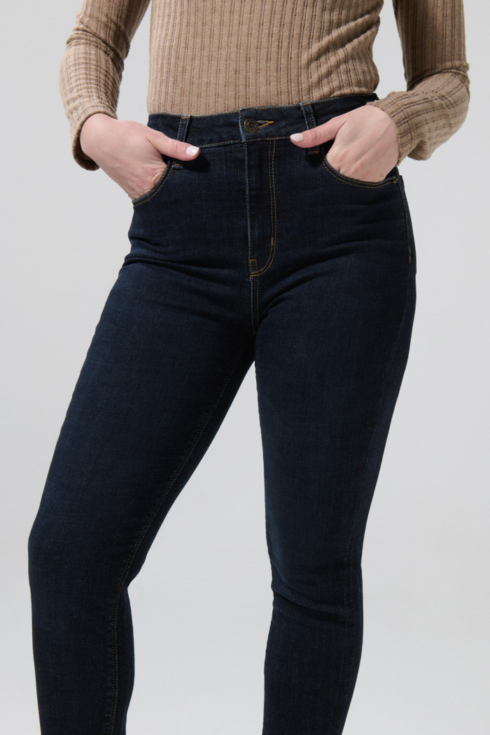 Jean azul intenso jegging con tiro súper alto y bolsillos