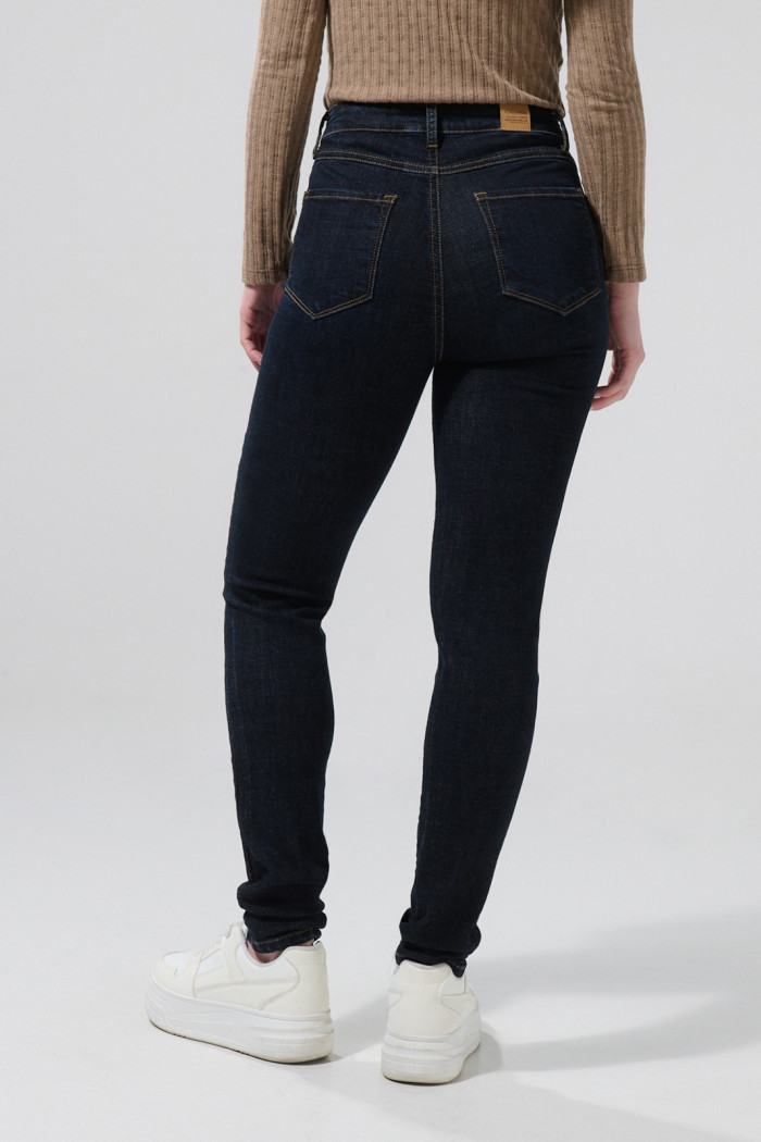 Jean azul intenso jegging con tiro súper alto y bolsillos