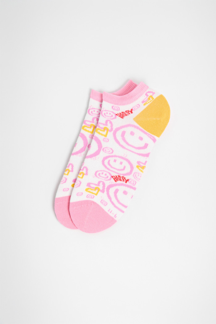 Medias tobilleras cremas con caritas felices y contrastes
