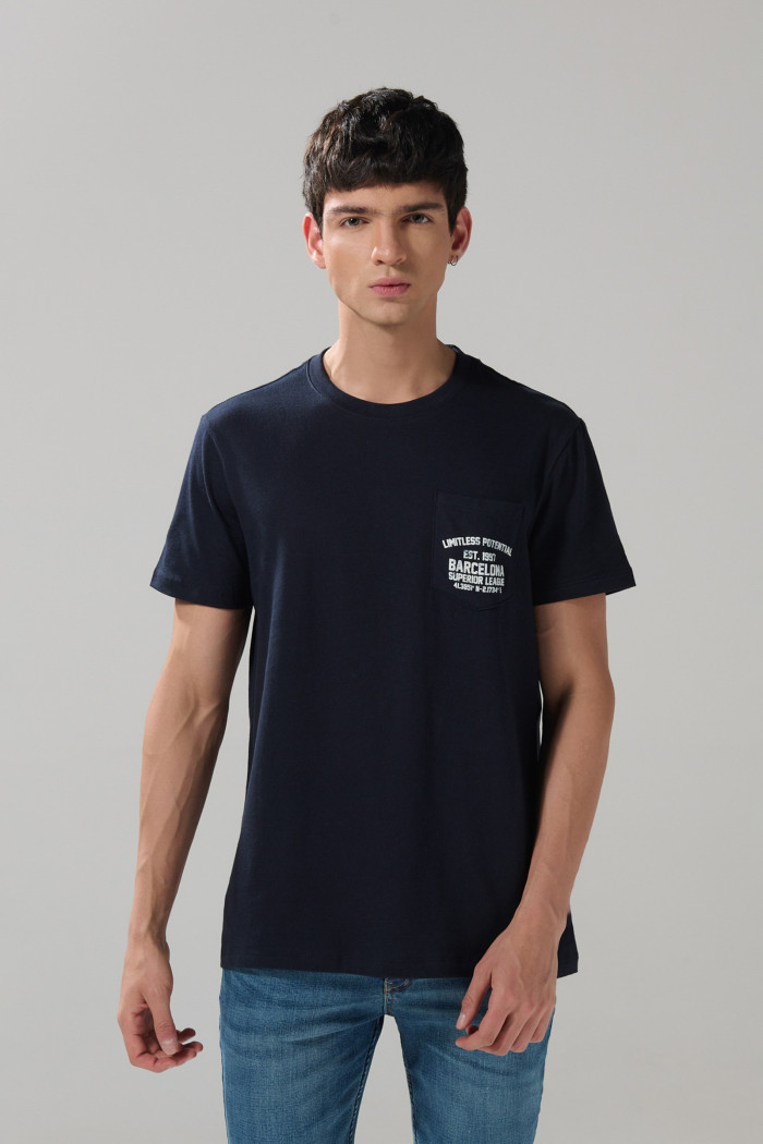 Camiseta azul intensa college con bolsillo y manga corta