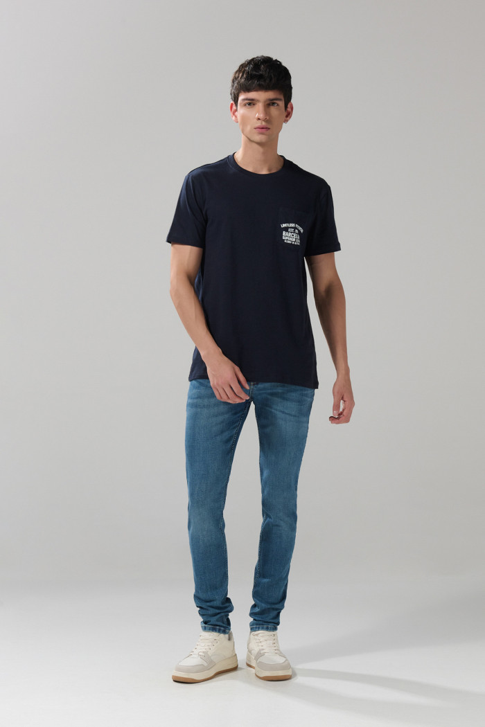 Camiseta azul intensa college con bolsillo y manga corta