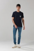 Camiseta azul intensa college con bolsillo y manga corta