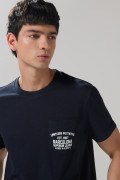 Camiseta azul intensa college con bolsillo y manga corta