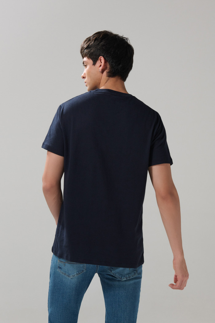 Camiseta azul intensa college con bolsillo y manga corta