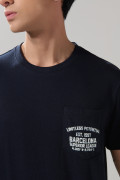 Camiseta azul intensa college con bolsillo y manga corta