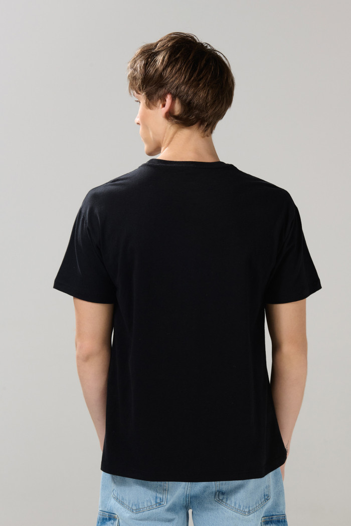 Camiseta cuello redondo negra con estampado de Mickey
