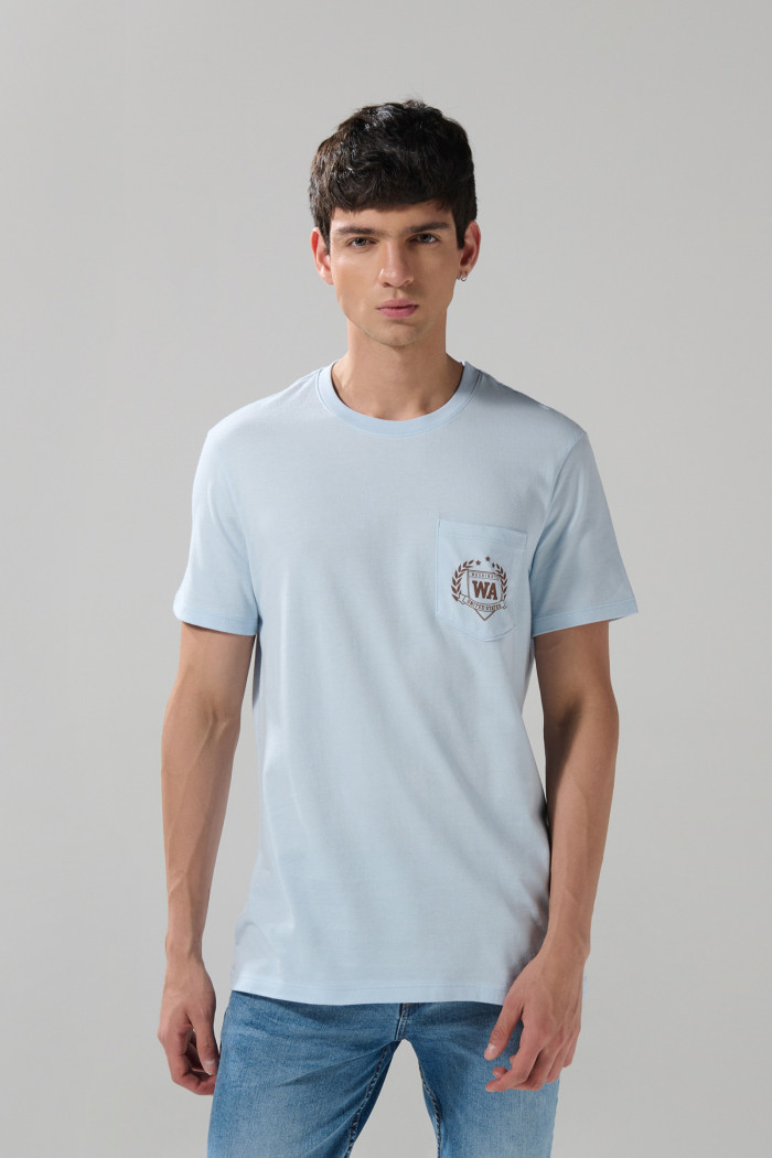 Camiseta azul clara manga corta college con bolsillo