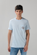 Camiseta azul clara manga corta college con bolsillo