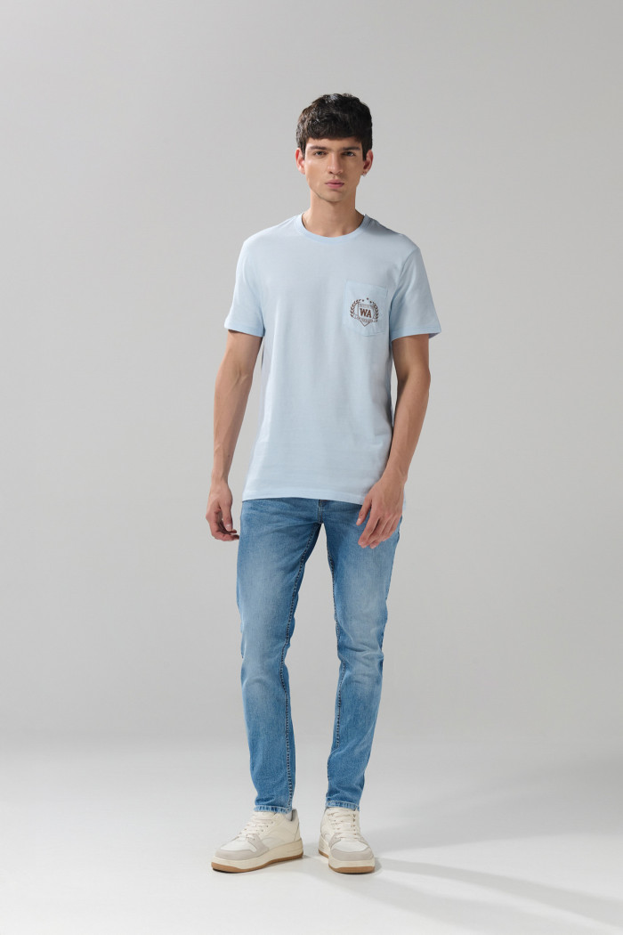 Camiseta azul clara manga corta college con bolsillo