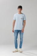Camiseta azul clara manga corta college con bolsillo