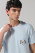 Camiseta azul clara manga corta college con bolsillo
