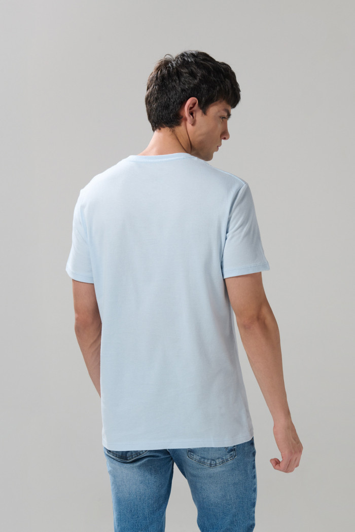 Camiseta azul clara manga corta college con bolsillo