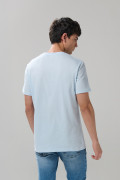 Camiseta azul clara manga corta college con bolsillo