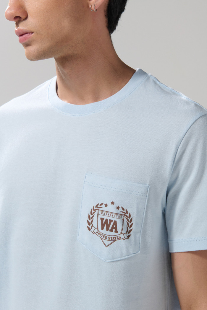 Camiseta azul clara manga corta college con bolsillo