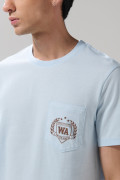 Camiseta azul clara manga corta college con bolsillo