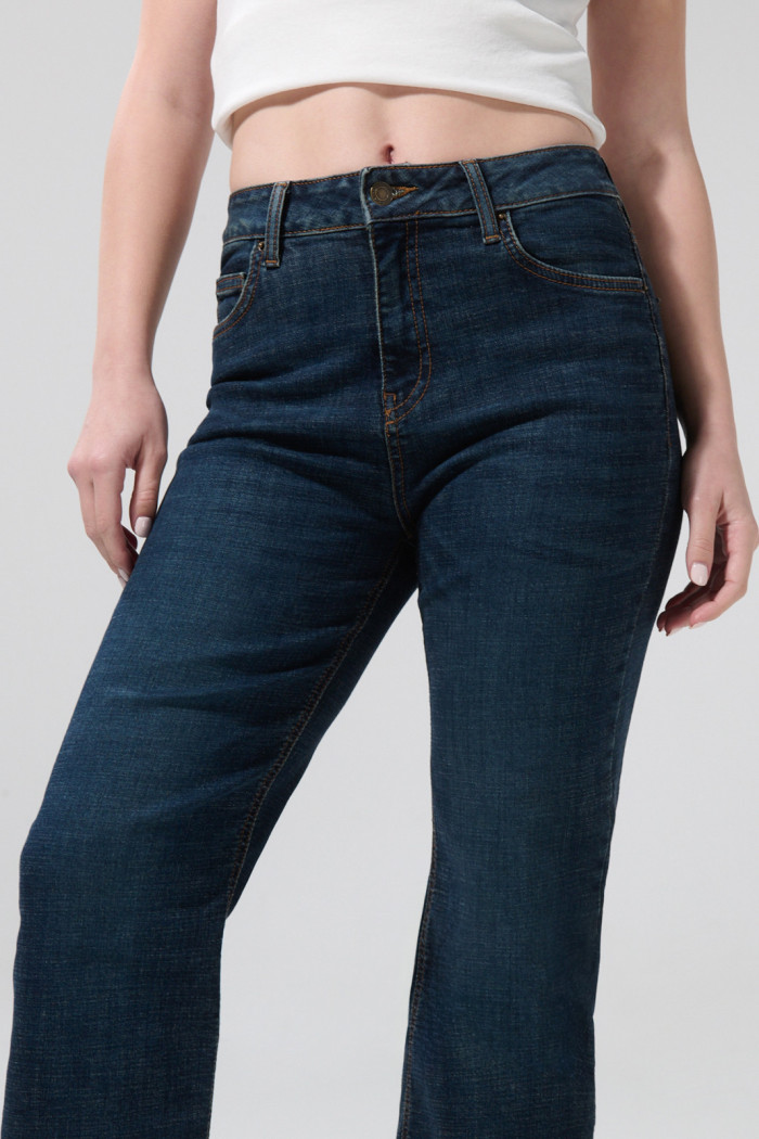 Jean tiro alto straight leg azul con bolsillos y bota recta