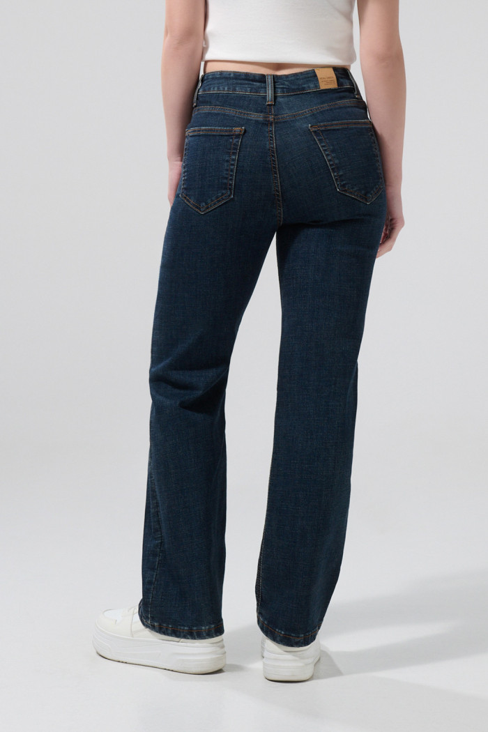 Jean tiro alto straight leg azul con bolsillos y bota recta