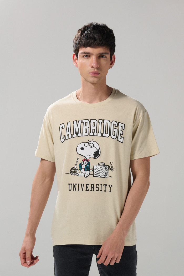Camiseta kaki clara de Snoopy & Cambridge manga corta