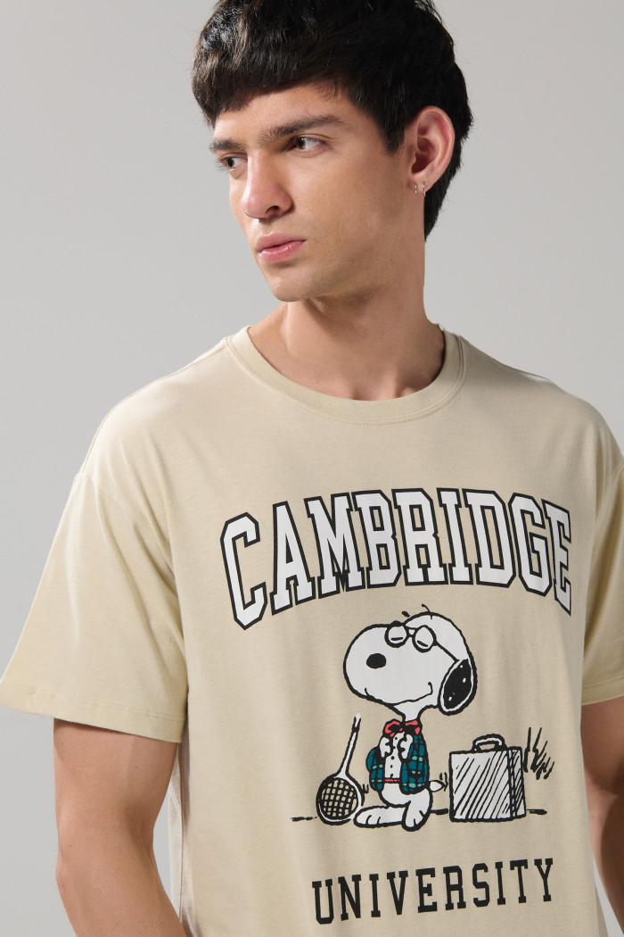 Camiseta kaki clara de Snoopy & Cambridge manga corta
