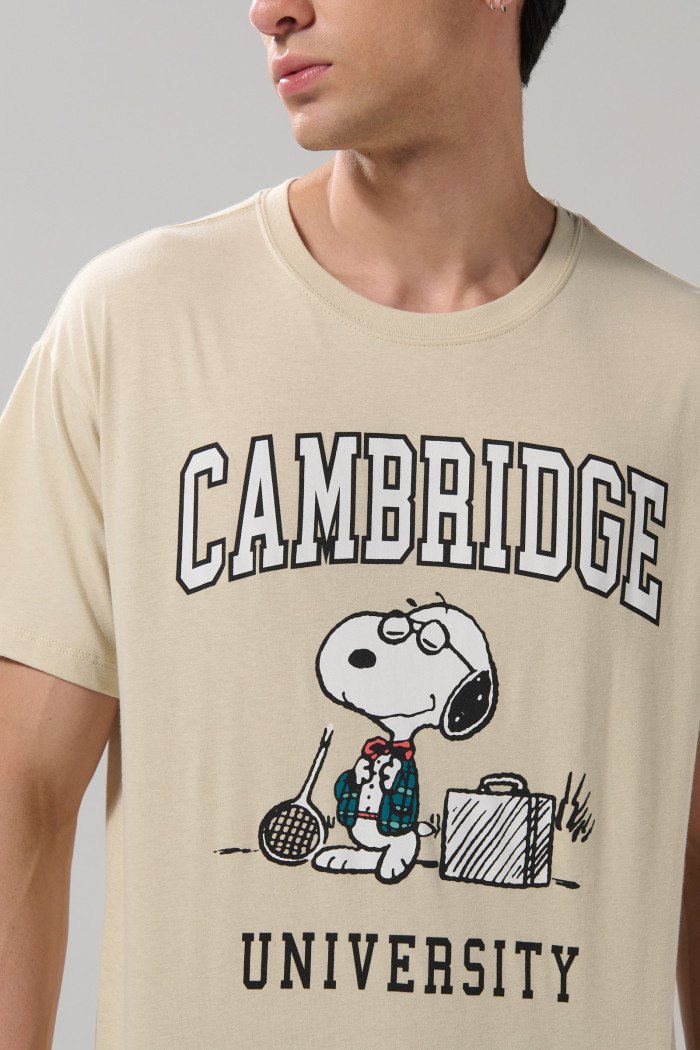 Camiseta kaki clara de Snoopy & Cambridge manga corta