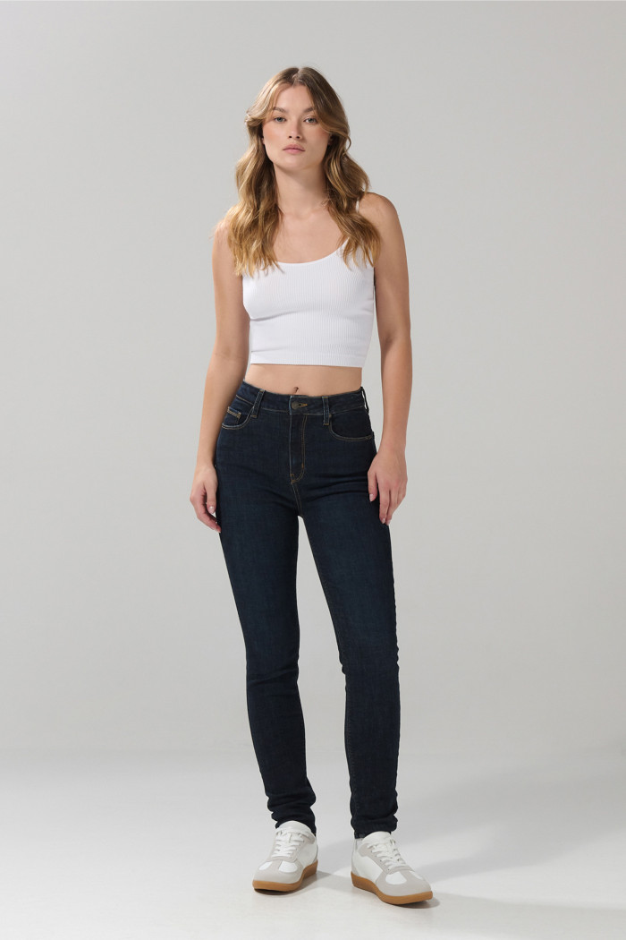 Jean jegging ceñido azul intenso súper tiro alto con costuras