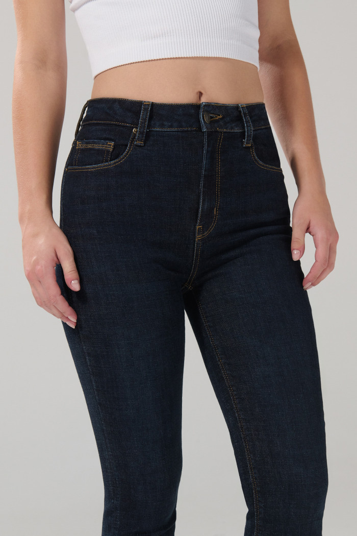 Jean jegging ceñido azul intenso súper tiro alto con costuras