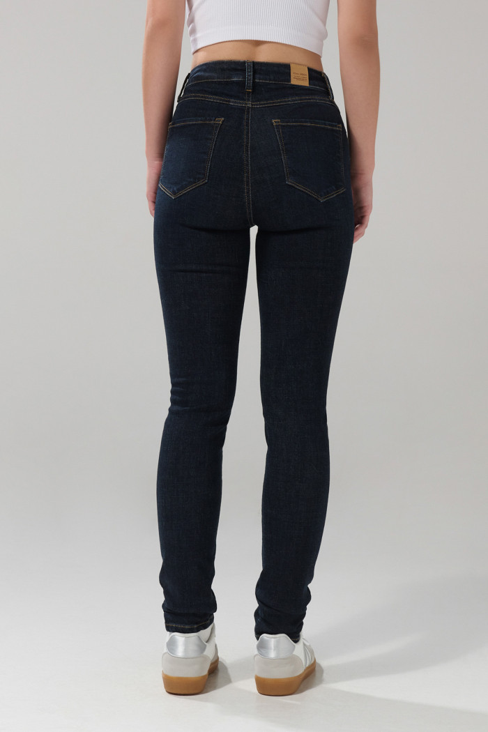 Jean jegging ceñido azul intenso súper tiro alto con costuras
