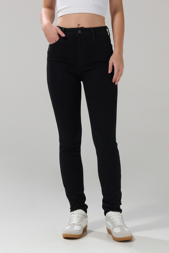 Jean jegging negro ceñido con bolsillos y súper tiro alto