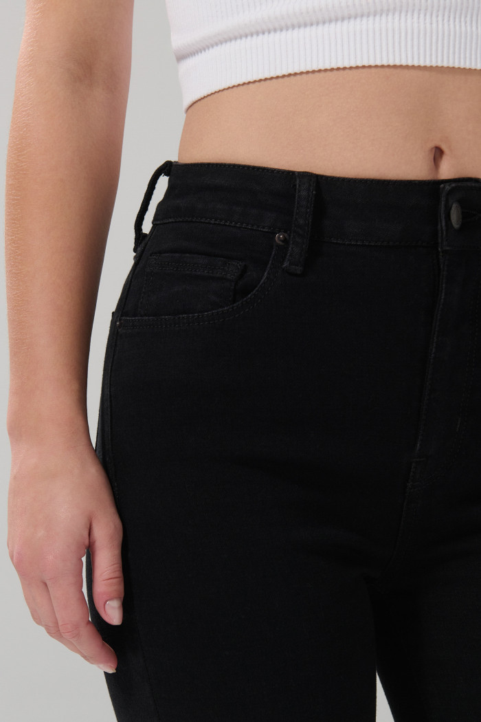 Jean jegging negro ceñido con bolsillos y súper tiro alto