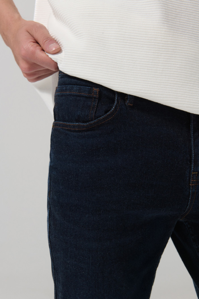 Jean tiro bajo slim 5 bolsillos azul intenso con fit ceñido