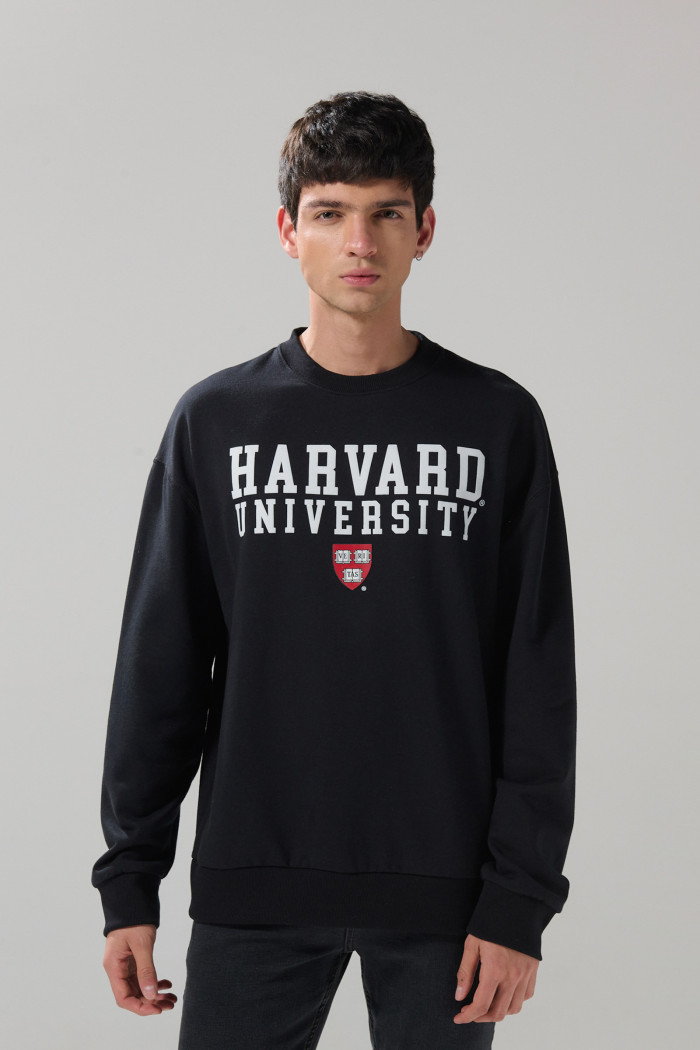 Buzo negro con cuello redondo y diseño de Harvard