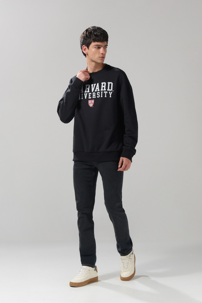 Buzo negro con cuello redondo y diseño de Harvard