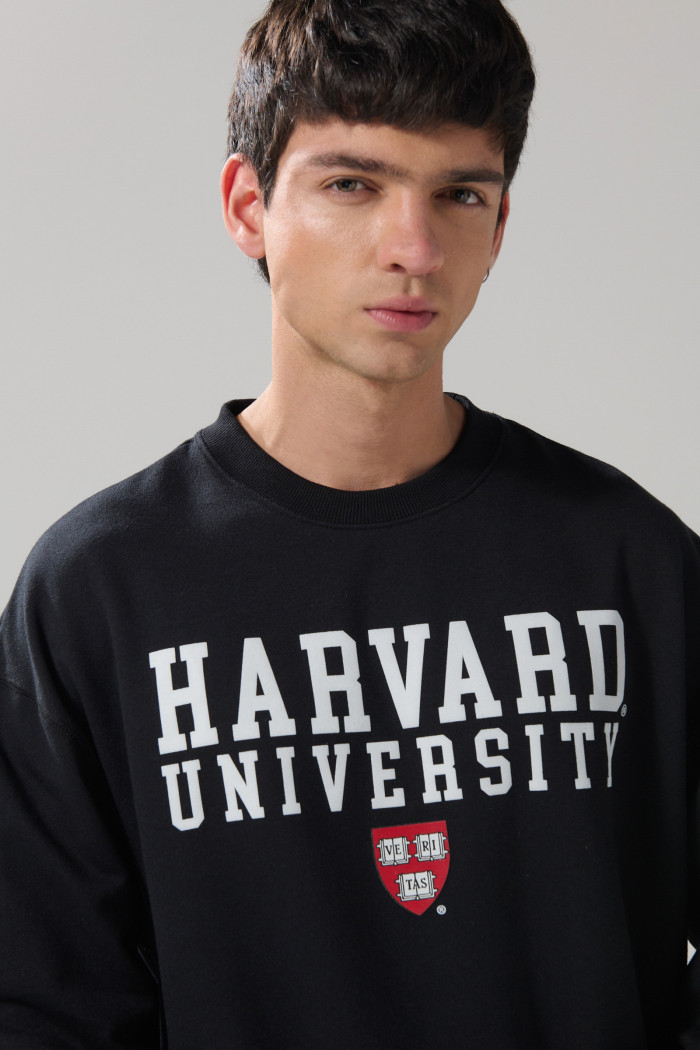 Buzo negro con cuello redondo y diseño de Harvard