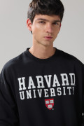 Buzo negro con cuello redondo y diseño de Harvard