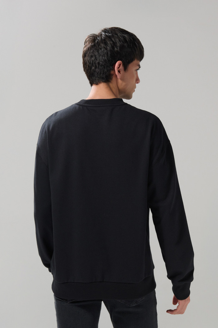 Buzo negro con cuello redondo y diseño de Harvard